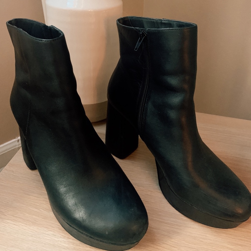 STEVE MADDEN LEATHER PLATFORM BOOTS “Grate” style